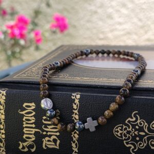 Rosario de pulsera de piedra semipreciosa.